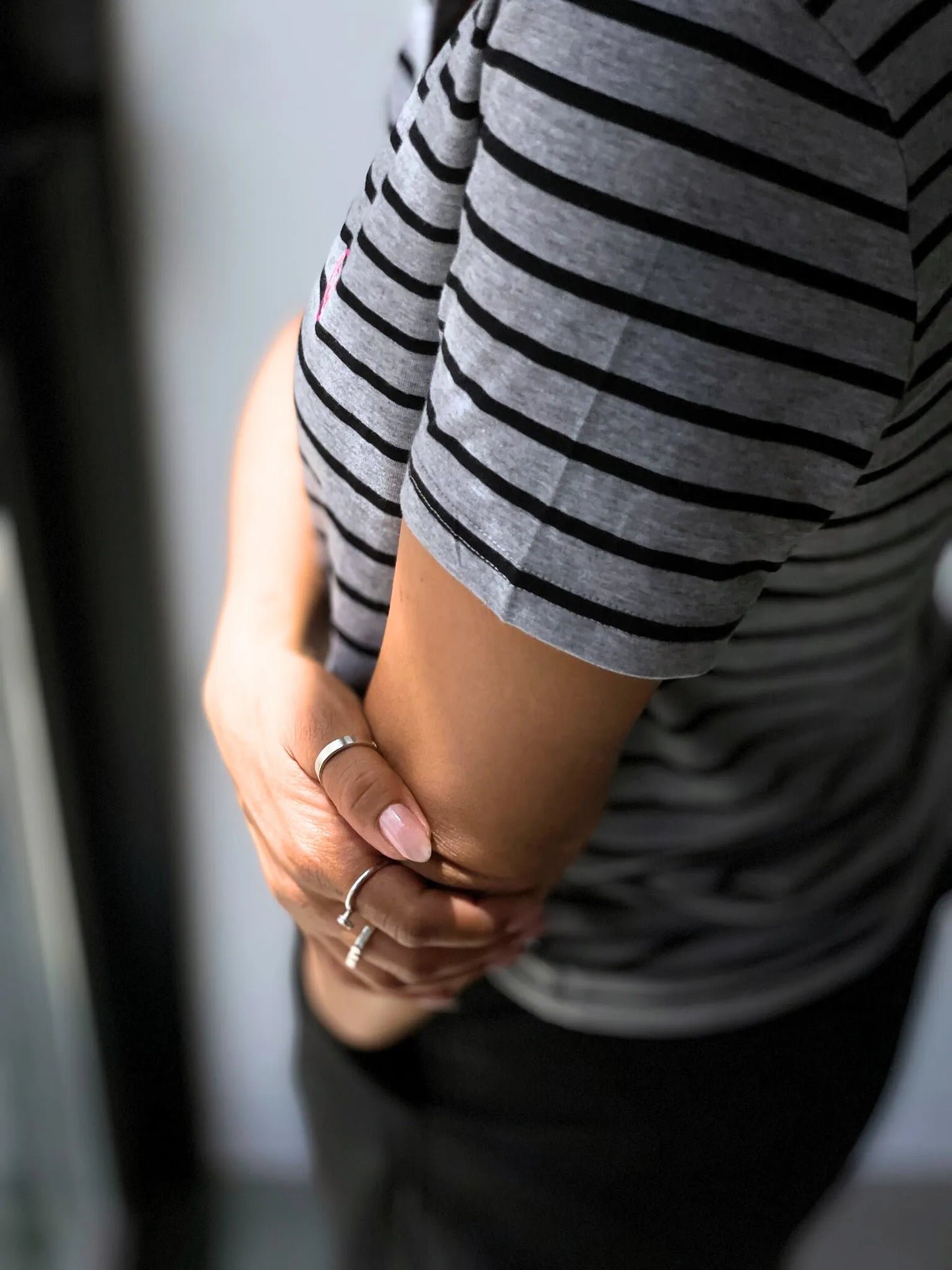 חולצת טישירט פסים בגזרה משוחררת עם צווארון וי