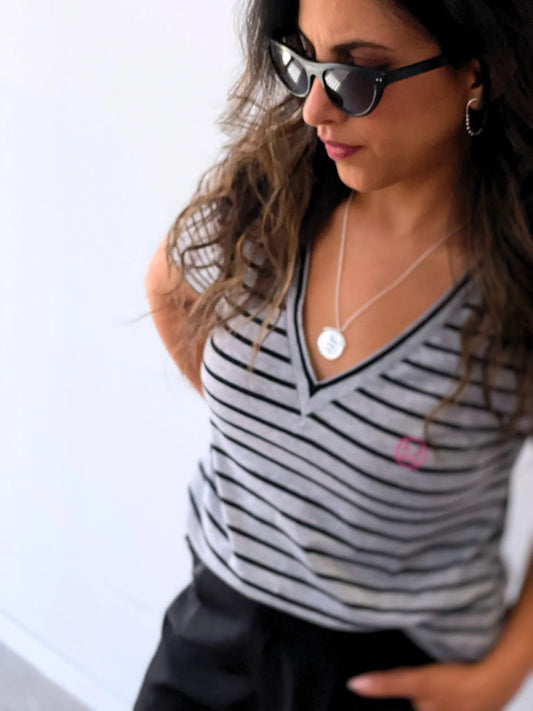 חולצת פסים בגזרה משוחררת צווארון וי, רקמה של אמוג'י