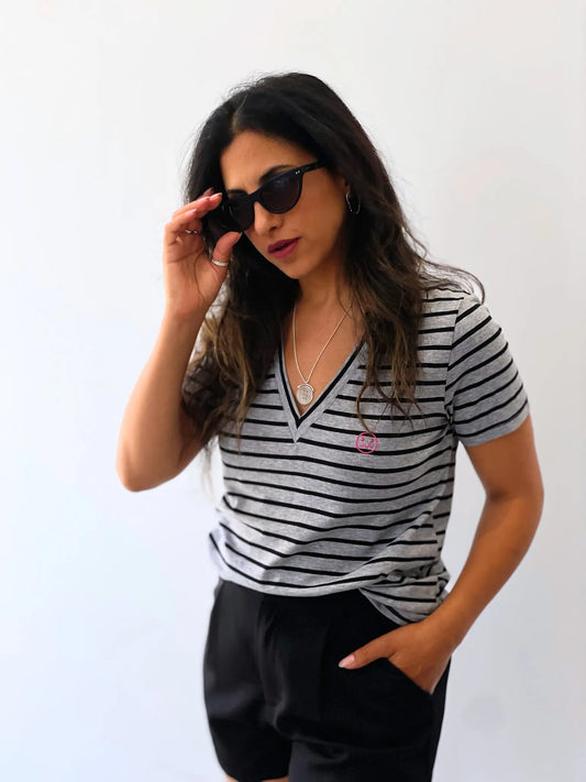 Gray Loose V-Neck Stripes T-shirt with Emoji Embroidery
חולצת טישירט פסים משוחררת, צווארון וי V ורקמה של אמוג'י