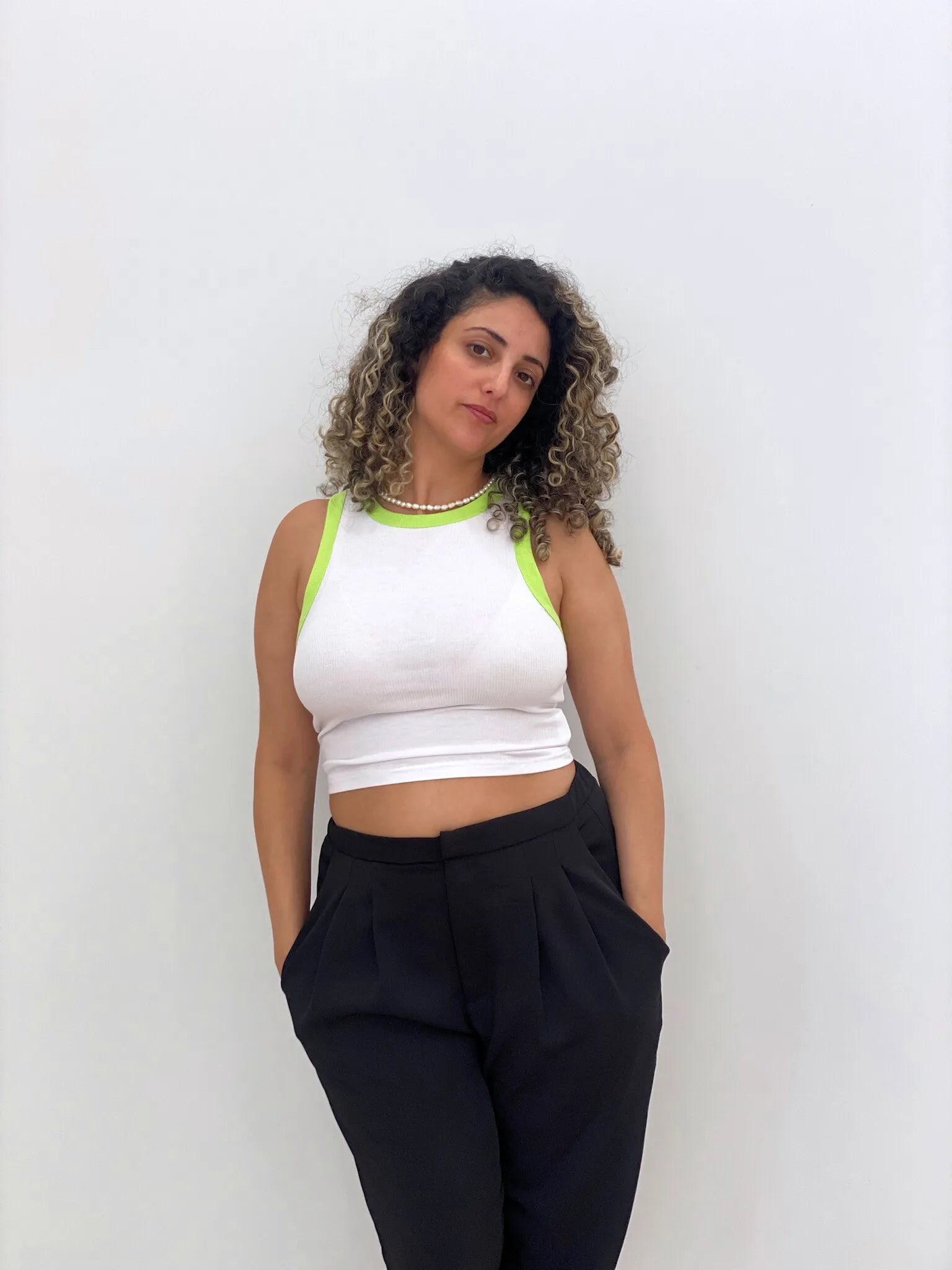 גופיית ריב קרופ בצבע לבן וירוק ניאון