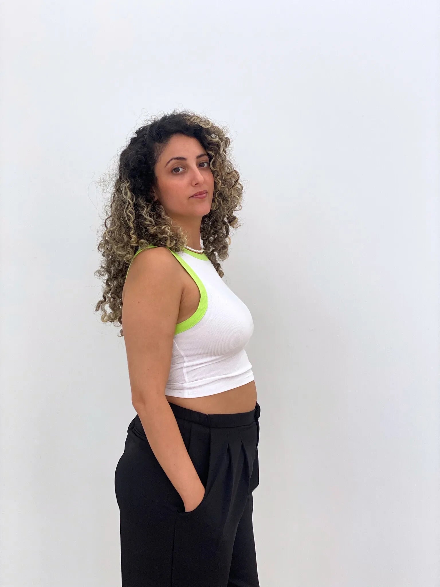 גופיית ריב קרופ בצבע לבן וירוק ניאון