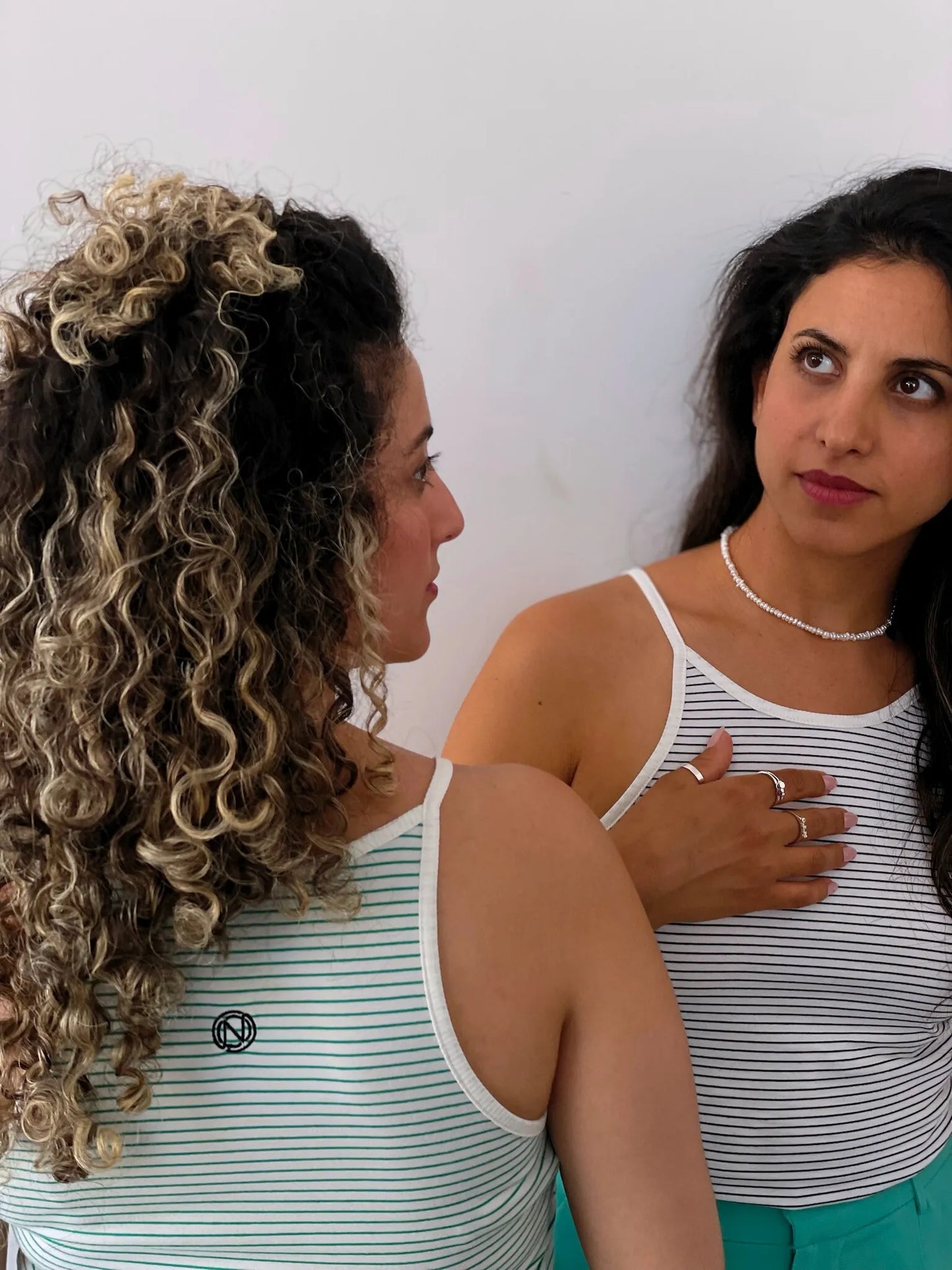גופייה לבנה עם פסים ירוקים